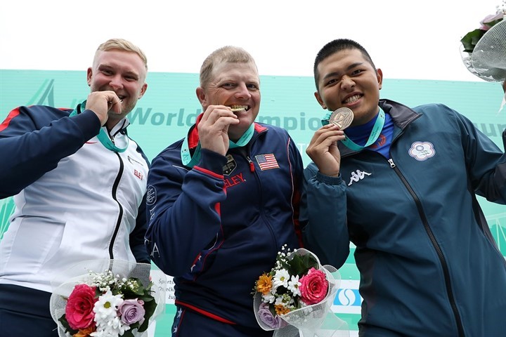 (圖)Yang Kun-pi first on right, took bronze in men’s trap shooting at the ISSF World Championships Shotgun 2022 and, in doing so, qualified for the 2024 Paris Olympics.
